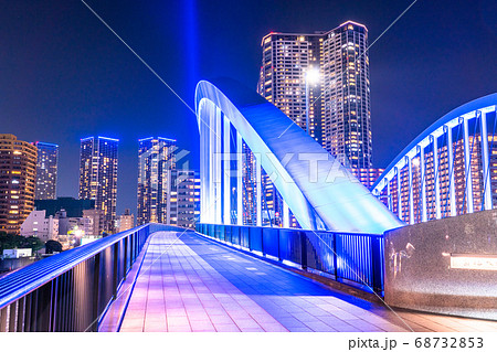 東京都 築地大橋とタワーマンションの夜景 中央区ベイエリアの写真素材