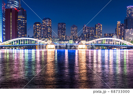 東京都 勝どき橋とタワーマンションの夜景 中央区ベイエリアの写真素材