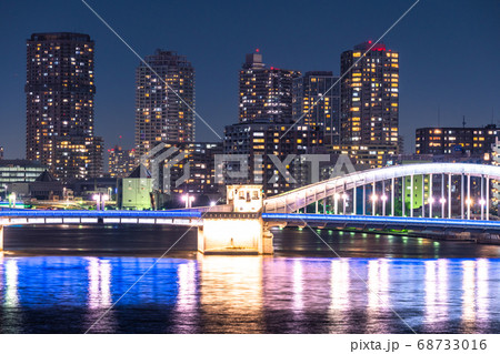 《東京都》勝どき橋とタワーマンションの夜景・中央区ベイエリア 《東京都》勝どき橋とタワーマンションの夜景・中央区ベイエリア 68733016