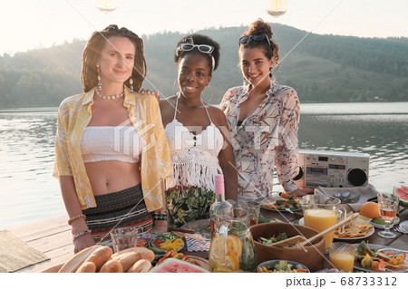 Friends have dinner outdoors 68733312