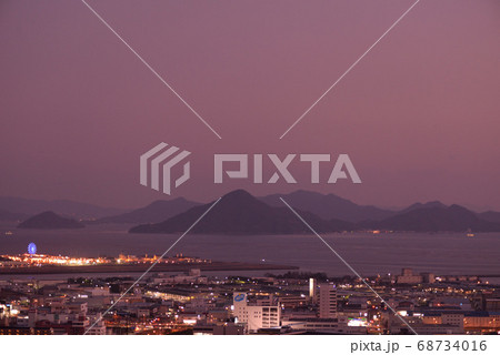 鈴が峰公園から見た広島湾方面の夜景(広島県広島市) 68734016