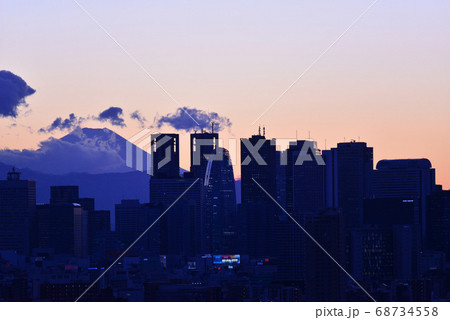 文京シビックから見た富士山と新宿副都心の夕景 68734558