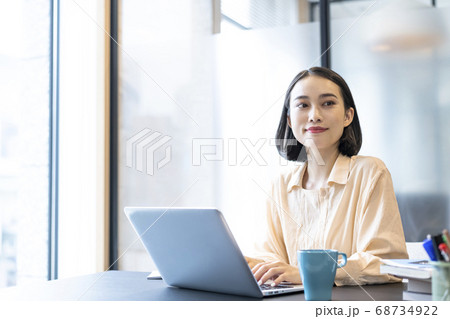 デスクワークをする女性 68734922