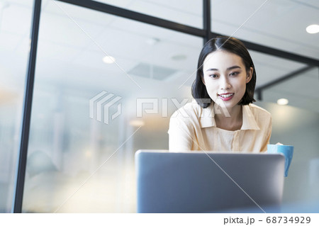 パソコンを覗き込む女性 68734929