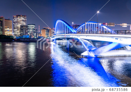 《東京都》築地大橋と汐留ビジネス街・夜景 68735586