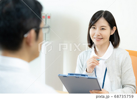 面談をするケアマネージャー 面談をするケアマネージャー 68735759