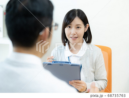 面談をするケアマネージャー 68735763