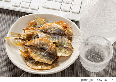 焼き小あじ。オンライン飲み会のおつまみイメージ。 68736117