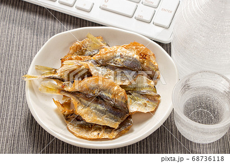 焼き小あじ。オンライン飲み会のおつまみイメージ。 68736118