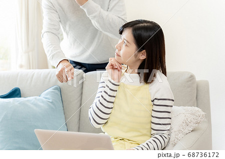 金融資産をチェックする夫婦 68736172