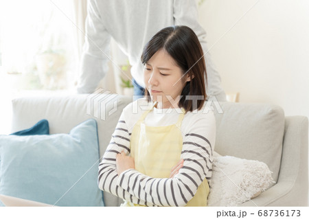 金融資産をチェックする夫婦 68736173