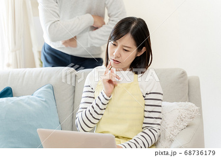 金融資産をチェックする夫婦 金融資産をチェックする夫婦 68736179