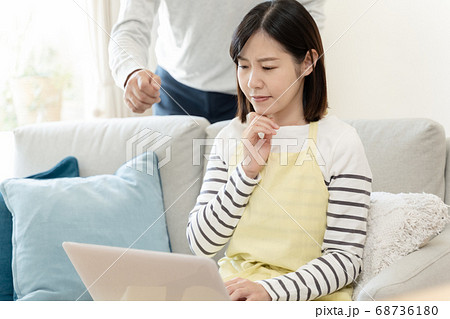 金融資産をチェックする夫婦 金融資産をチェックする夫婦 68736180