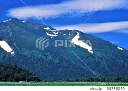 尾瀬国立公園 百名山の至仏山の雄大な姿 山肌に僅かな残雪と背後に青空と大きな雲がたなびく 尾瀬国立公園 百名山の至仏山の雄大な姿 山肌に僅かな残雪と背後に青空と大きな雲がたなびく 68736250