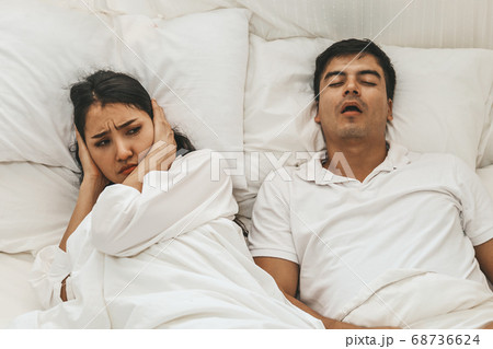 Wife can't sleep Because the husband snores loudly on bedroom in morning. 68736624