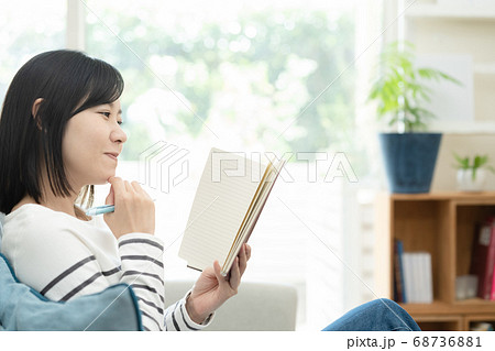 手帳に予定を書き込む女性 手帳に予定を書き込む女性 68736881