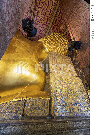 タイの有名寺院ワットポーの涅槃仏  68737213