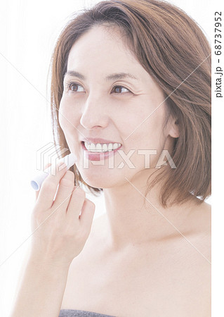 リップクリームを塗る女性 68737952