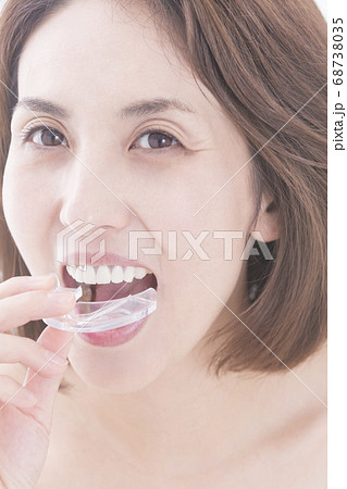 マウスピースをする女性 68738035