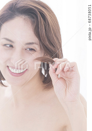 髪の毛に悩む女性 髪の毛に悩む女性 68738051