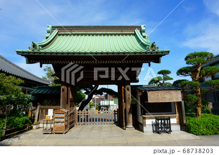 Main gate of Hesedera temple commonly called the Hase-kannon is one of the Buddhist temples in the city of Kamakura in Kanagawa Prefecture 68738203