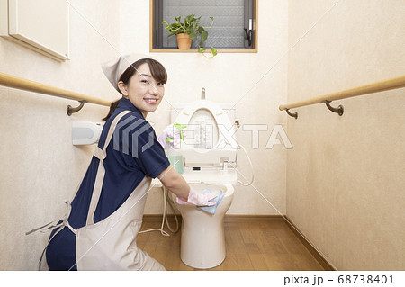 トイレの清掃をするハウスクリーニングの女性作業員の写真素材 68738401 Pixta