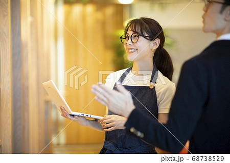 在庫確認をする店員 68738529