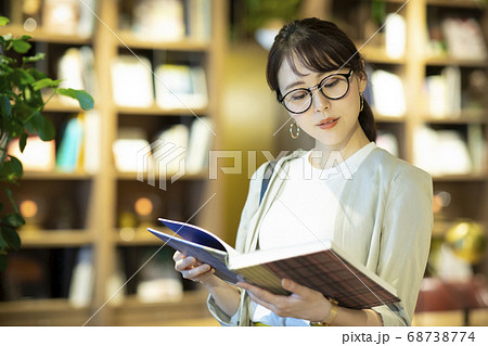 書店のビジネスウーマン  68738774