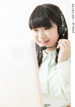 ビデオチャットをする女の子 68738796