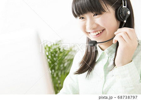 ビデオチャットをする女の子 68738797