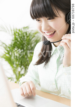 ビデオチャットをする女の子 68738798