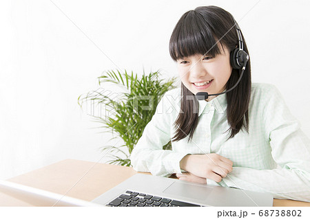 ビデオチャットをする女の子 68738802