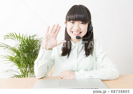 ビデオチャットをする女の子 68738805