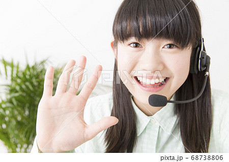 ビデオチャットをする女の子 68738806