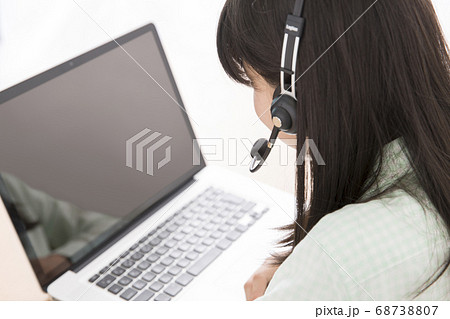 ビデオチャットをする女の子 68738807