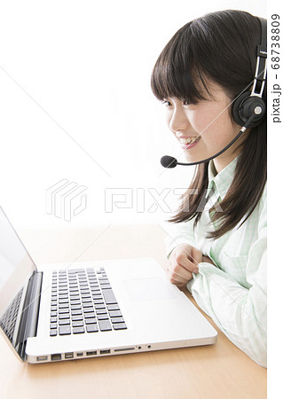 ビデオチャットをする女の子 68738809