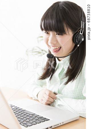 ビデオチャットをする女の子 68738810
