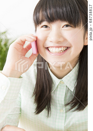 電話をする女の子の写真素材