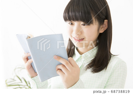 読書をする女の子 読書をする女の子 68738819
