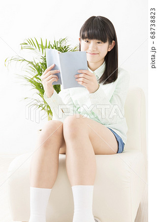 読書をする女の子 読書をする女の子 68738823