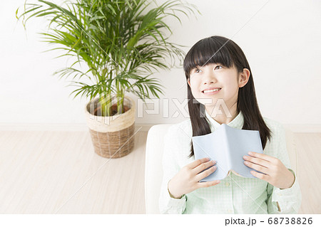 読書をする女の子 読書をする女の子 68738826