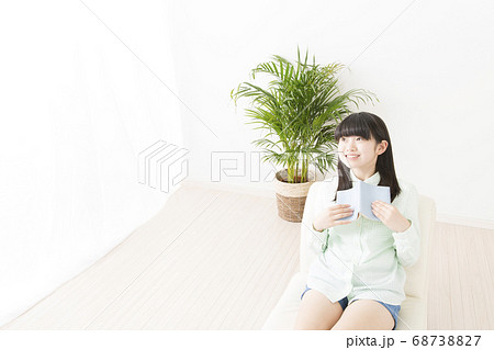 読書をする女の子 読書をする女の子 68738827