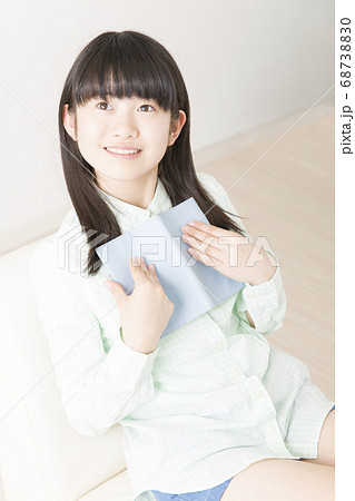読書をする女の子 68738830