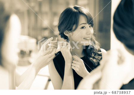アクセサリーを選ぶ女性客と店員 アクセサリーを選ぶ女性客と店員 68738937