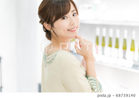 ショッピングを楽しむ女性 ショッピングを楽しむ女性 68739140