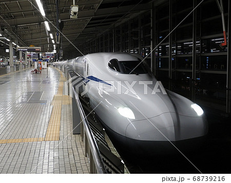 新幹線N700S J1編成 京都駅にて 新幹線N700S J1編成 京都駅にて 68739216