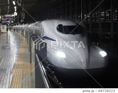 新幹線N700S J1編成 京都駅にて 新幹線N700S J1編成 京都駅にて 68739223