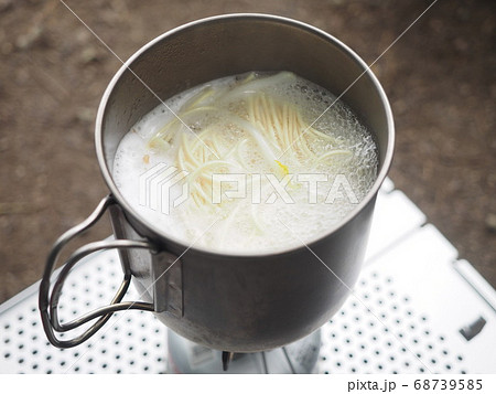 登山で作るインスタントラーメン 68739585
