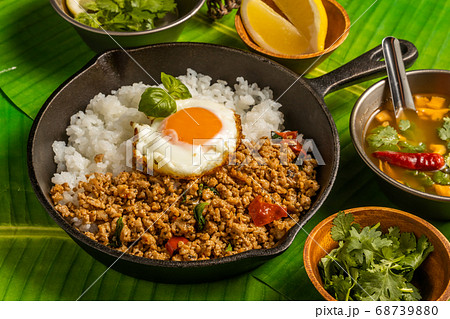 ガパオライス タイ料理 Phad Bai Gaprao Gai Sap Thai dish ガパオライス タイ料理 Phad Bai Gaprao Gai Sap Thai dish 68739880