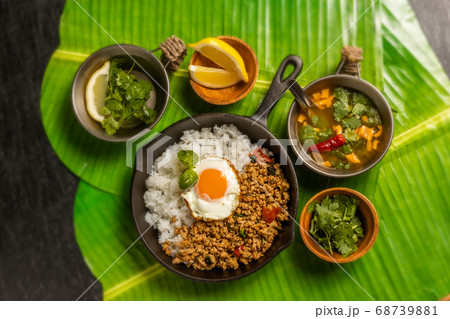 ガパオライス　タイ料理　 Phad Bai Gaprao Gai Sap Thai dish 68739881